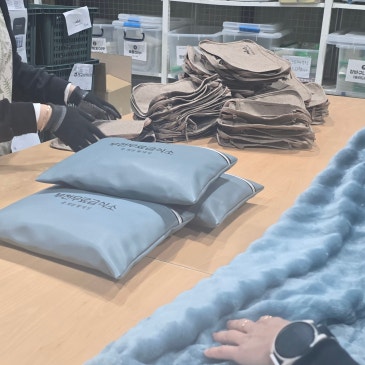 기업 담요 제작과 연말,명절 고객사은품추천 | 웨이브극세사클러치쿠션담요 제작